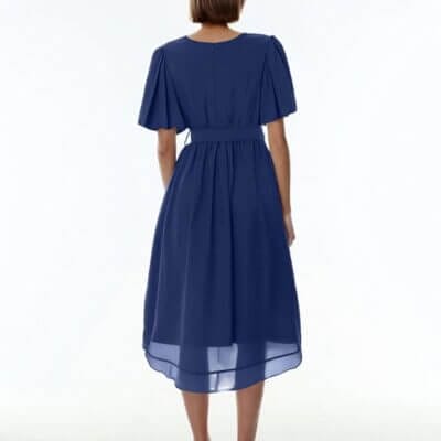 Feminines Damenkleid mit leichtem Stoff und fließendem Schnitt.

