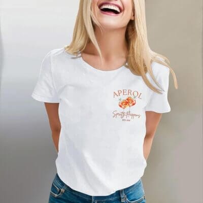 T-Shirt mit auffälligem Aperol-Spritz-Motiv, ideal für sommerliche Outfits.