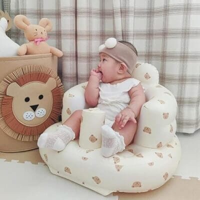 Leicht aufblasbarer Baby Sitz zum sicheren Sitzenlernen für Babys.