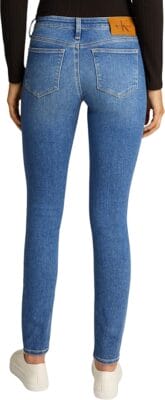 Eng geschnittene Jeans mit mittelhohem Bund für einen figurbetonten Look.