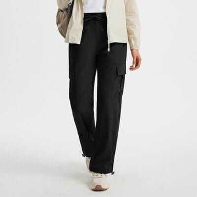 Cargohose für Damen mit Seitentaschen und elastischem Bund.