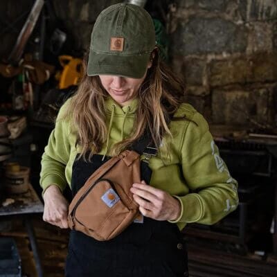 Strapazierfähige Carhartt Hüfttasche mit durchdachter Aufteilung – ideal für unterwegs.
