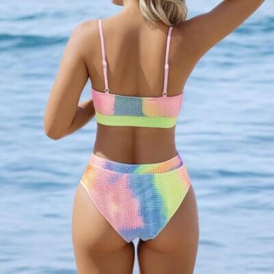Zweiteiliges Bikini Set mit verstellbaren Trägern und figurbetonendem Schnitt.
