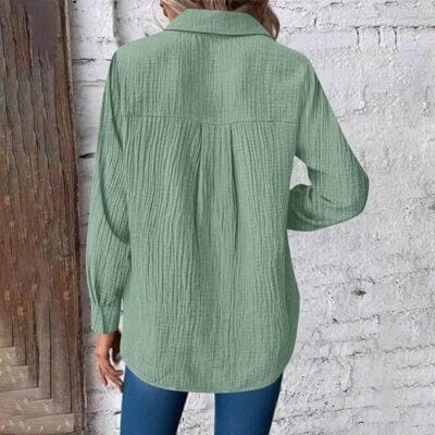 Klassisch geschnittene Bluse mit Kragen und Knopfleiste.