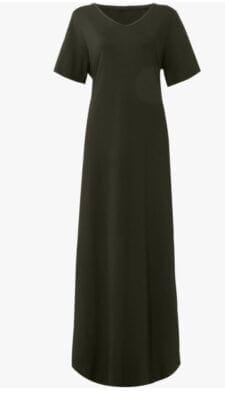 Weit geschnittenes Maxikleid mit fließendem Stoff und femininem Look.