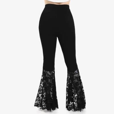 Ausgefallene Glockenhose mit Spitze, Schnürung und Patchwork-Design.