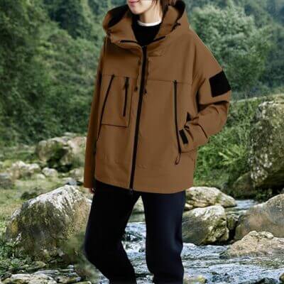 Leichte Regenjacke mit verstellbarer Kapuze für unterwegs.