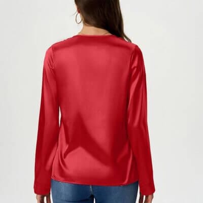 Bluse aus glänzendem Satin mit fließender Passform.
