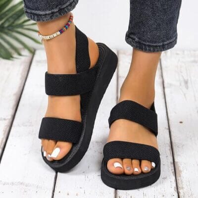 Offene Sandalen mit flexibler Sohle für warme Tage.