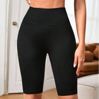 Leichte Trainingsshorts mit elastischem Bund und atmungsaktivem Material.
