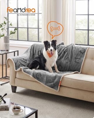 Die Hundedecke schützt Polster und Böden effektiv vor Feuchtigkeit, Schmutz und Haaren.