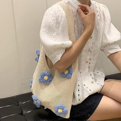 Luftdurchlässige Häkel-Strandtasche mit Blumendetails und stabilem Tragegriff.