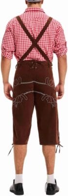 Komplettes Set mit Hemd, Hose und Accessoires für einen traditionellen Look.