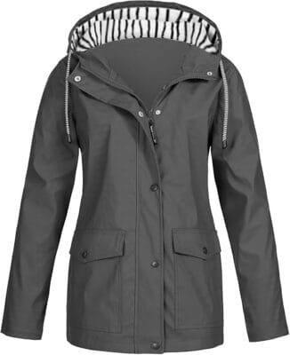Winddichte Jacke mit Kapuze – ideal bei wechselhaftem Wetter.