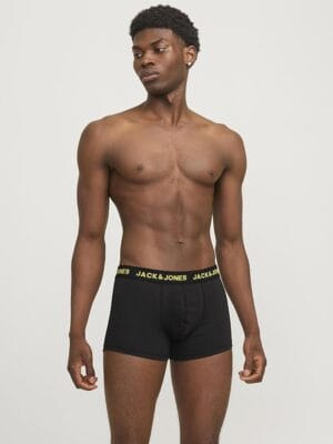 Sieben Boxershorts mit elastischem Bund und körpernaher Passform.
