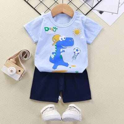 Zweiteiliges Set aus T-Shirt und Shorts für Jungen.