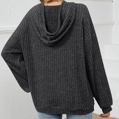 Kapuzenpulli mit lockerer Passform und modischer Kängurutasche.
