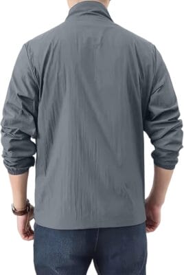 Wetterfeste Jacke mit Kapuze, ideal für Outdoor-Aktivitäten.
