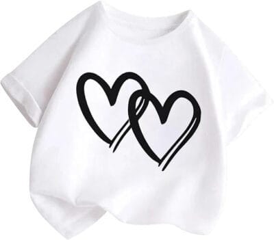 Leichtes T-Shirt für Mädchen mit auffälligem Herzmotiv und bequemer Passform.