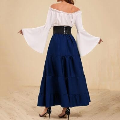 Lang geschnittenes Mittelalterkleid mit Schnürung und weitem Schnitt.