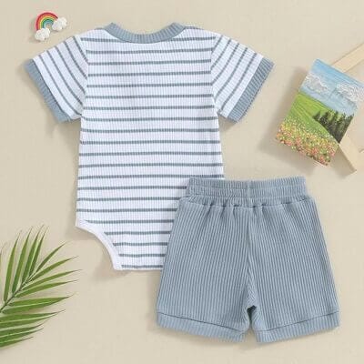 Zweiteiliges Set für Babys mit hohem Tragekomfort und weichem Stoff.
