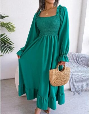 Luftiges Maxikleid mit Rüschen und weitem Schnitt – perfekt für warme Tage.