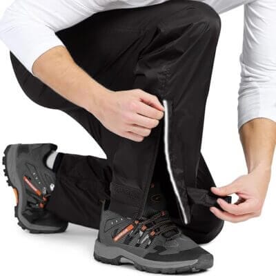 Wasserdichte Regenhose als Überziehhose mit Reißverschlüssen und elastischem Bund.
