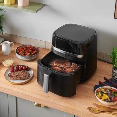 Die Russell Hobbs 8,3-Liter-Heißluftfritteuse eignet sich perfekt für Familienportionen.