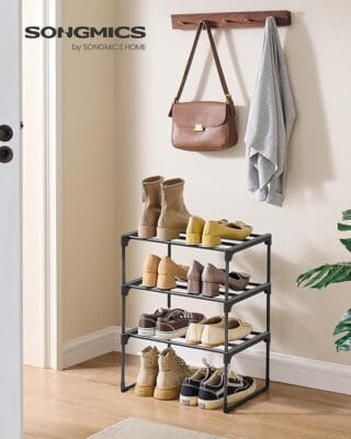 Kompaktes Schuhregal mit drei Ablagen für bis zu 8 Paar Schuhe.