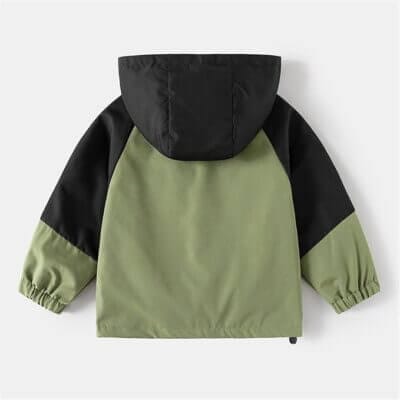 Wetterfeste Jacke für Kinder mit reflektierenden Elementen und praktischen Taschen.