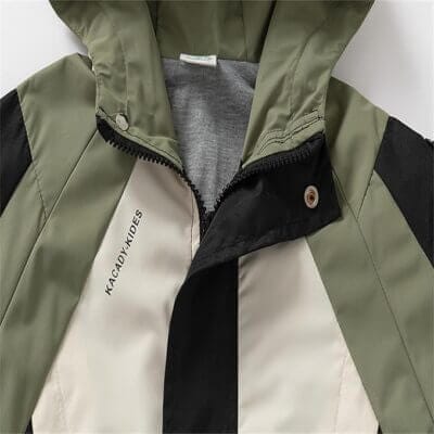 Wetterfeste Jacke für Kinder mit Reißverschluss und reflektierenden Details.