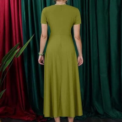 Luftiges Kleid mit bequemem Schnitt – ideal für warme Sommertage.