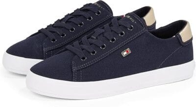Leichter Tommy Hilfiger Canvas-Sneaker mit fester Schnürung und rutschhemmender Sohle.