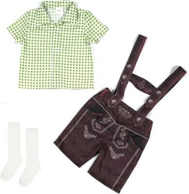 Komplettes Set mit Hemd, Trachtenhose und Hosenträgern.