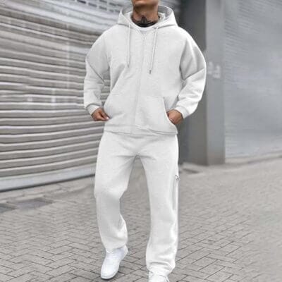Sportlicher Trainingsanzug für Herren mit funktionalem Design.
