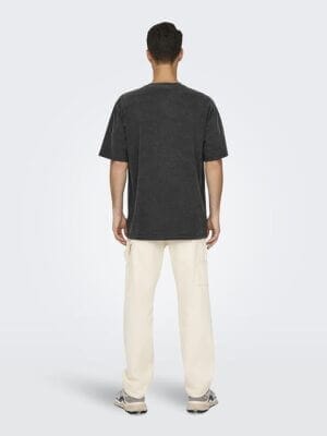 Weiches ONLY & SONS Herren T-Shirt mit geradem Schnitt und hohem Tragewert.

