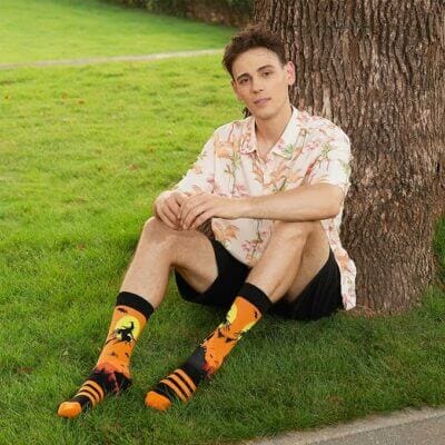 Sechs Paar Halloween Socken mit verschiedenen, farbenfrohen Motiven.