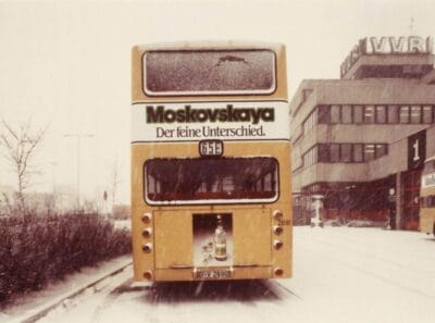 Retro Bild eines Doppeldecker Busses mit Moskovskaya Premium Vodka Werbung im Schneetreiben 